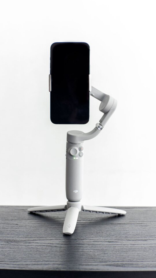 縦型動画施策を考えるためのスマートフォン機材のイメージ